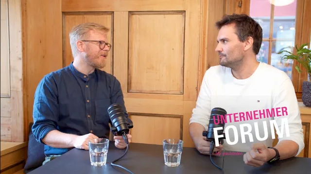 Gian Marco Bianchi und Manuel Montalta im Podcast «Unternehmerforum FDP Graubünden» – aufgenommen im Coworking 7130 in Ilanz. Über Standortpolitik, bezahlbaren Wohnraum und politische Entscheidungskultur.